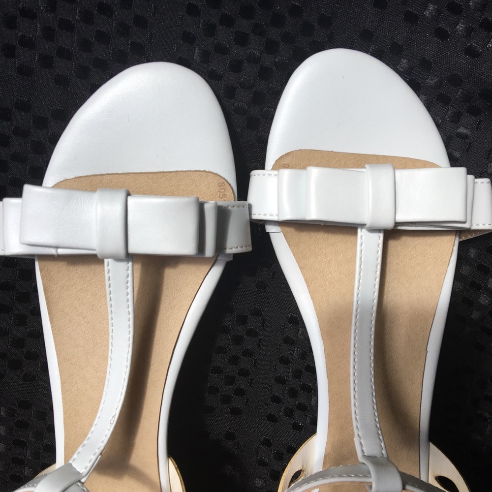 Like New Size 7 White Sandals Jinpin